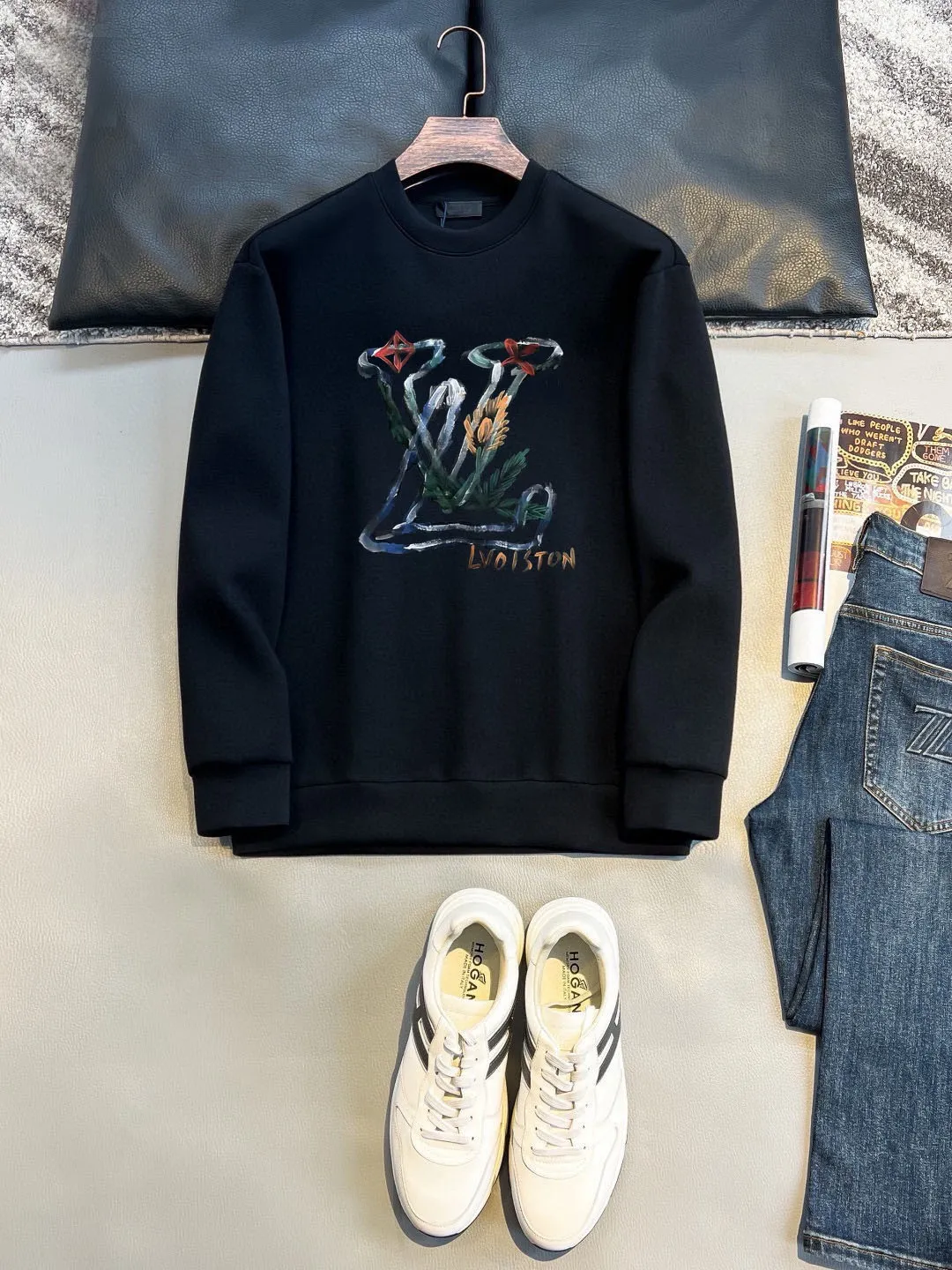 🅿️220 brand [LV Louis Vuitton] (good news for fat people) 2025ss autumn latest long-sleeved round-neck sweatshirt, on sale simultaneously on the official website. Refreshing and breathable. Made of top Tencel Roman. Comfortable and soft. 3D three-dimensional clarity. Super fashion sense. Great for gifting and keeping for yourself. Size: M-5XL (can wear up to 220 pounds)